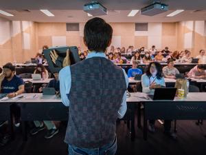 Walter Barbieri demonstrating the eLearning program 4695