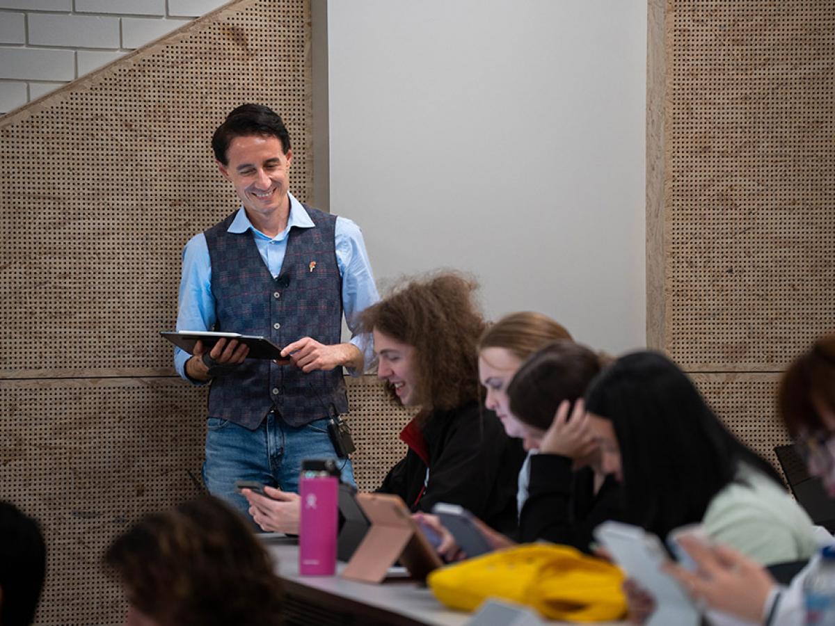 Walter Barbieri demonstrating the eLearning program 4653