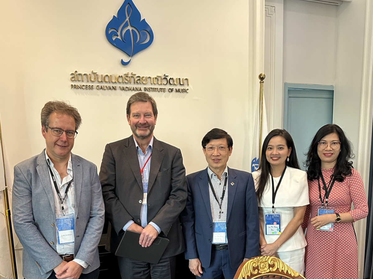 Dr Luke Dollman and delegates at the SEACOM Conference, Bangkok