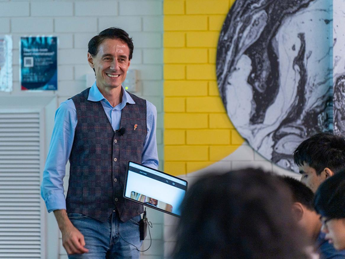 Walter Barbieri demonstrating the eLearning program